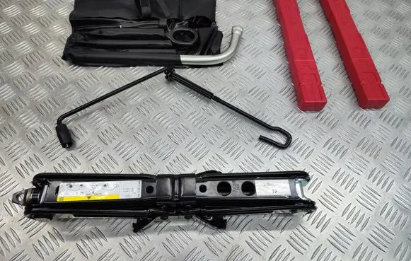 Audi A4 S4 B9 Tool set 8W0011031D 4H0011221 8K0860251