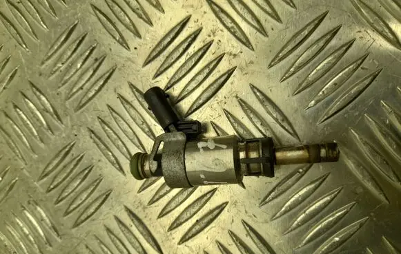 Audi A4 S4 B8 8K Fuel injector 0261500621