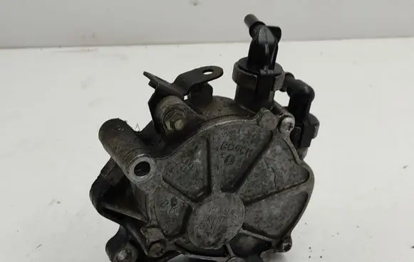 Land Rover Discovery 3 - LR3 Vacuum pump 4R8Q2A451