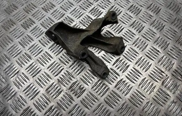 Audi A4 S4 B7 8E 8H Engine mounting bracket 8E0199307E