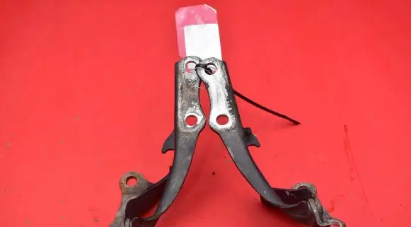Engine bonnet/hood hinges