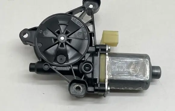 Audi Q3 F3 Front door window regulator motor 5Q0959801C
