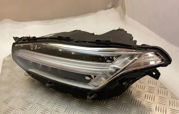 Volvo XC90 Headlight lense 31468920