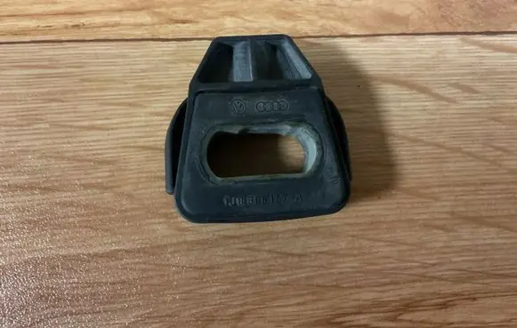 Audi TT Mk1 Radiator mount bracket 1J0806157A