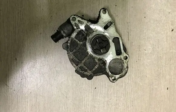 Volkswagen Touran II Vacuum pump 03L145100