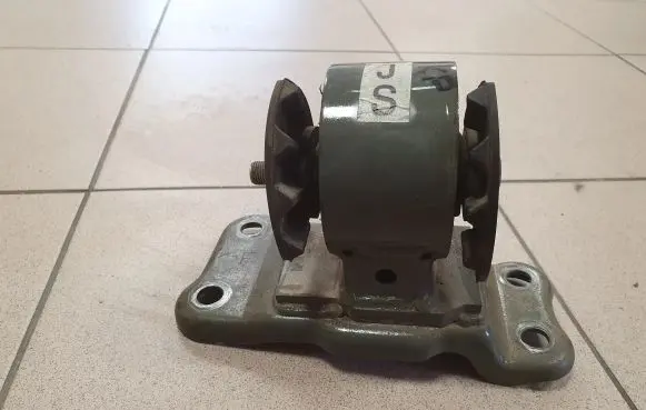 Mitsubishi Outlander Engine mount bracket