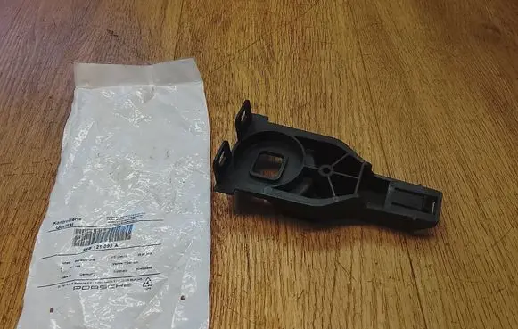 Porsche Macan (95B) Radiator mount bracket 95B121093A