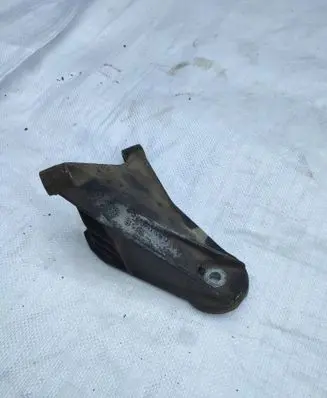 Engine mounting bracket