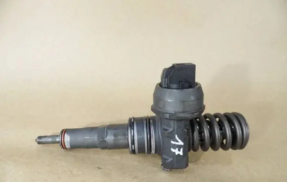 Volkswagen Golf IV Fuel injector 0414720037 038130073AJ