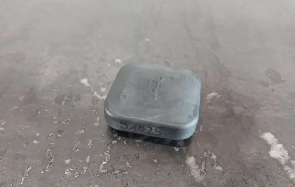 BMW 5 E39 Oil filler cap 1747157 11121747157