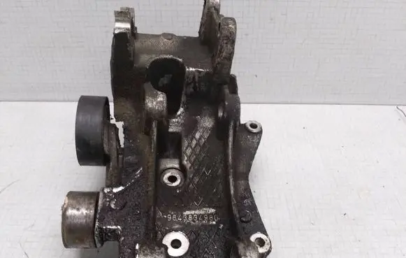 Peugeot 307 Engine mounting bracket 9643834980