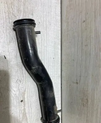 Engine coolant pipe/hose