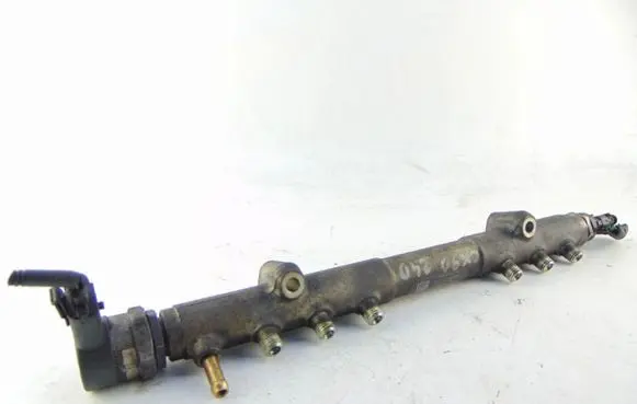 Volvo XC90 Fuel injector supply line/pipe 