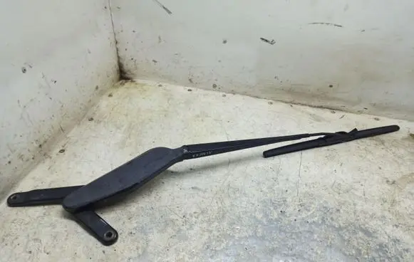 Nissan Almera Tino Front wiper blade arm