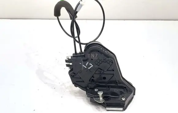 Toyota Camry VIII XV70 Rear door lock 9040223