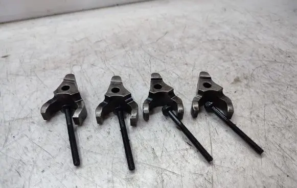 Mitsubishi L200 Fuel Injector clamp holder 