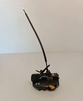 Opel Insignia A Front door lock 3023880