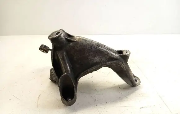 Engine mounting bracket