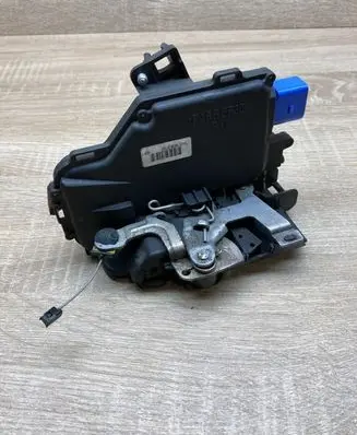 Volkswagen Touran I Rear door lock 7L0839016