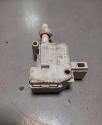Volkswagen PASSAT B5 Central locking motor 3B0959782