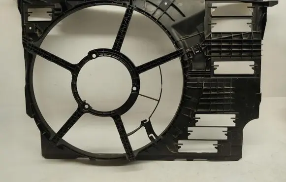 Radiator cooling fan shroud