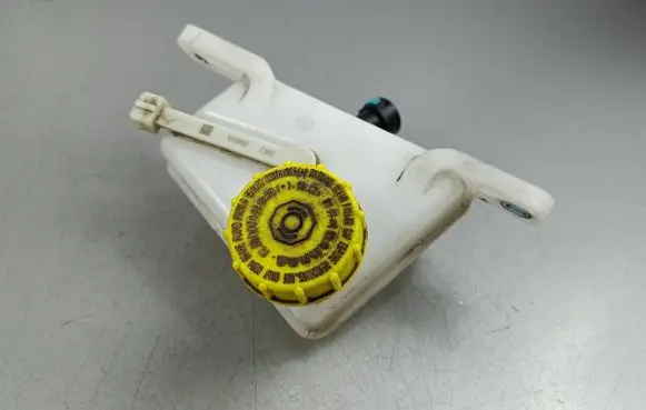 Brake fluid reservoir