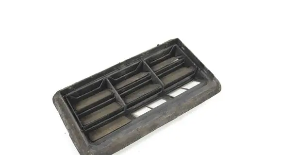 Quarter panel pressure vent