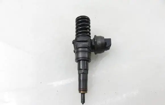 Volkswagen PASSAT B6 Fuel injector 0414720215 038130073AG