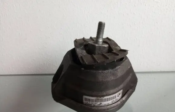 BMW 6 E63 E64 Engine mount bracket 6762607 15934612 586294F