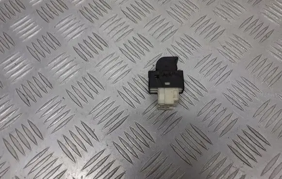 Nissan Primera Quarter vent window switch 0913N