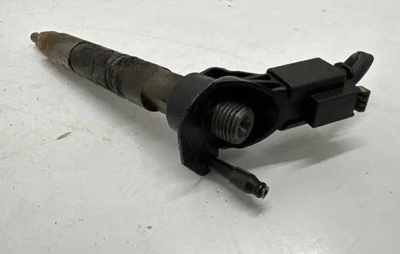 Mercedes-Benz CLS C218 X218 Fuel injector A6420701187