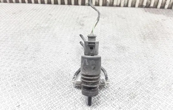 Volkswagen Touran I Windscreen/windshield washer pump