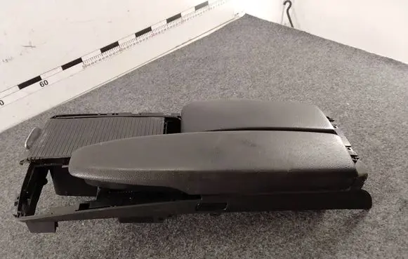 Mercedes-Benz C W204 Armrest A2046800639 0005032510