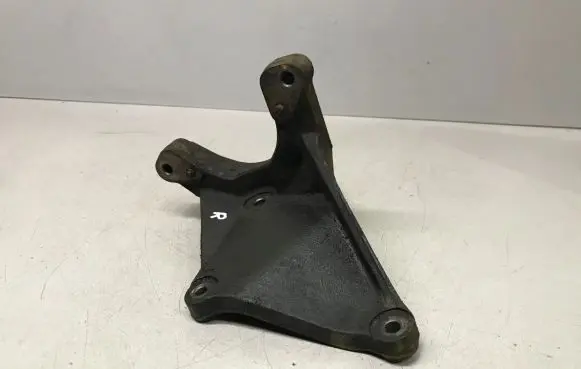 Mitsubishi Grandis Engine mounting bracket