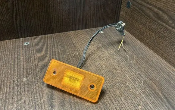 Front fender indicator light