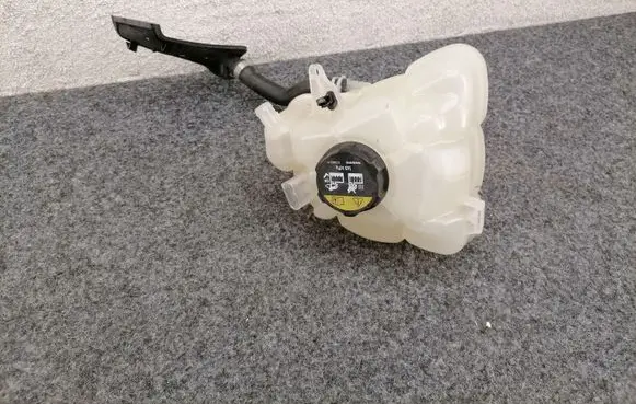 Volvo V60 Coolant expansion tank/reservoir 31465682