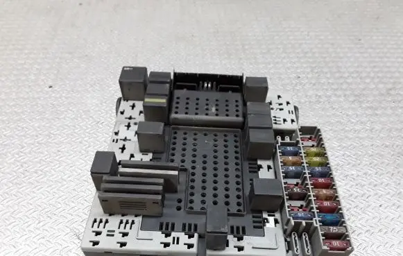 Volvo V70 Fuse module 8688153