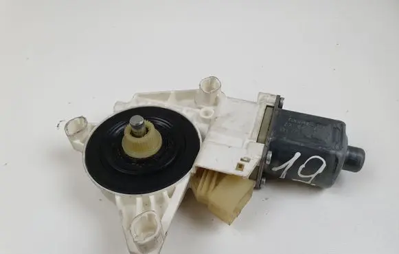 Mercedes-Benz C W204 Front door window regulator motor 0130822441 A2048200142