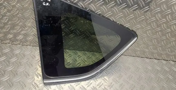 Toyota RAV 4 (XA40) Rear side window