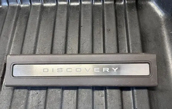 Front sill trim cover