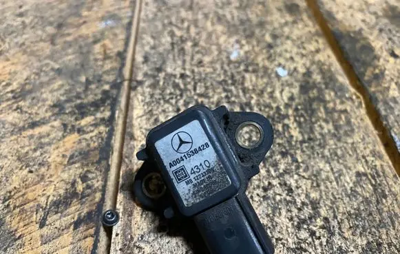 Mercedes-Benz E W211 Mass air flow meter A0041538428 0041538428