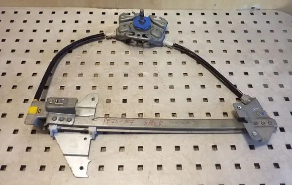 Rear door manual window regulator