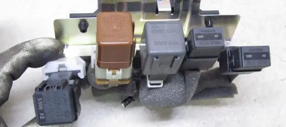 Nissan Qashqai Relay mounting block 