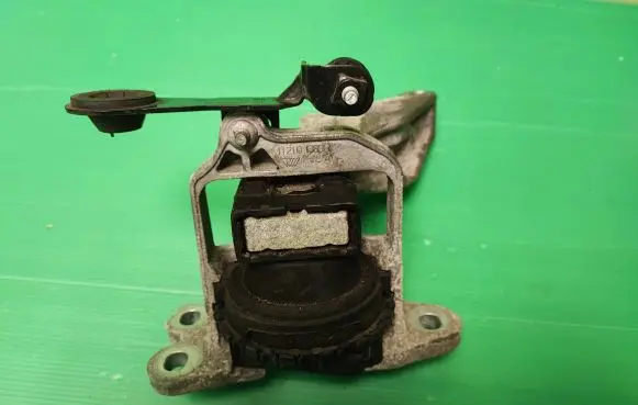 Opel Vivaro Engine mount bracket 165385971R 93451603