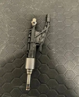 BMW 2 F22 F23 Fuel injector 0261500539 PA6635GF
