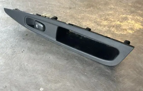 Nissan Qashqai Electric window control switch 829604EA0AX