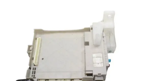 Lexus CT 200H Fuse module 8273076010 8273076010A