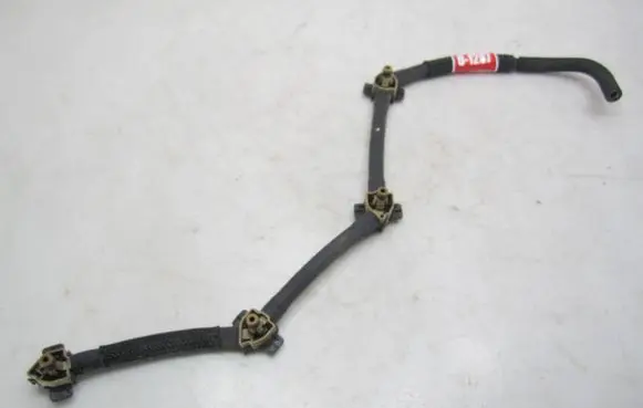 Volkswagen PASSAT B8 Fuel injector supply line/pipe 