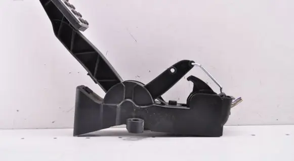 Mercedes-Benz B W245 Accelerator throttle pedal 1693000504 91736020