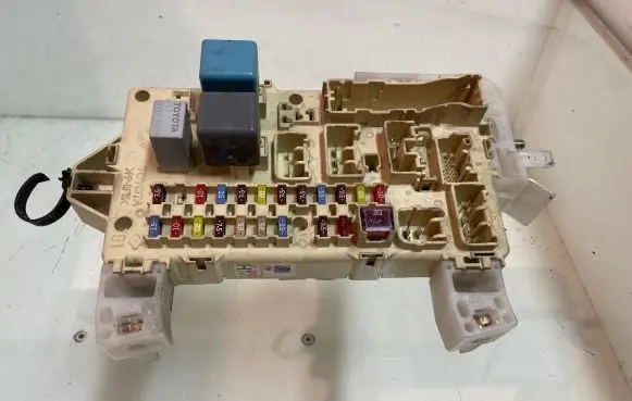 Toyota Corolla Verso E121 Fuse box set 892210F010 03122211322101